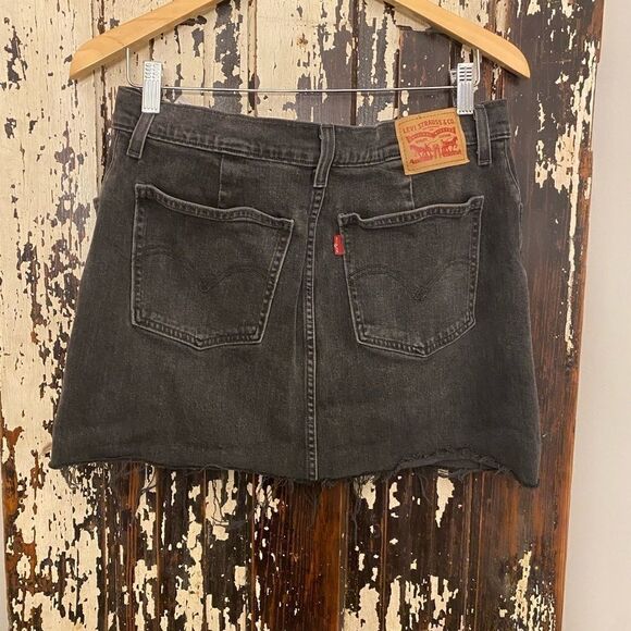 EUC Levi’s button fly denim skirt. Size 31. - Picture 1 of 5